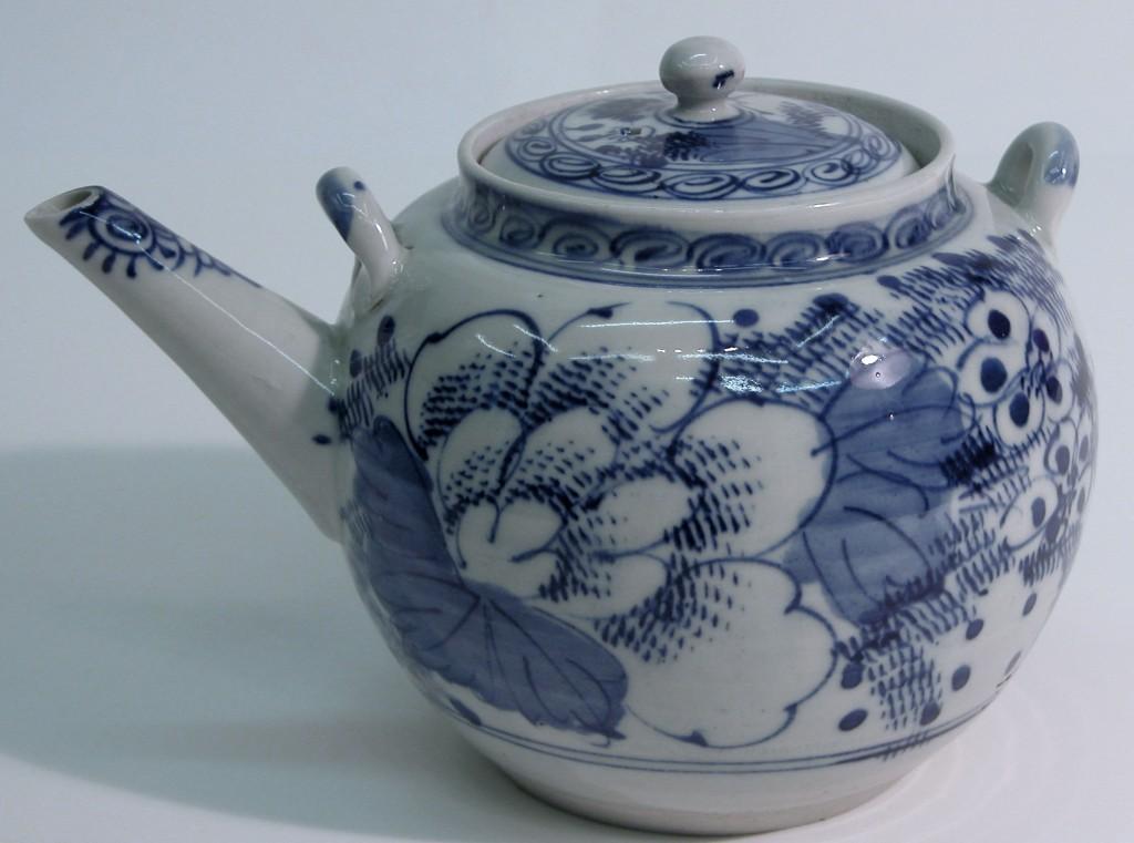 Chinese Porcelain teapot, 18th century